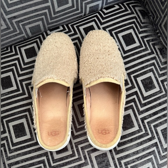 Ugg Women's Luci Slip-On Fuzzy Sneakers - Picture 4 of 7